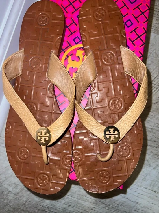 Tory Burch Tan Thora Thumbled Leather Thong Sandals with Metal Logo and Dustbag - Picture 4 of 10